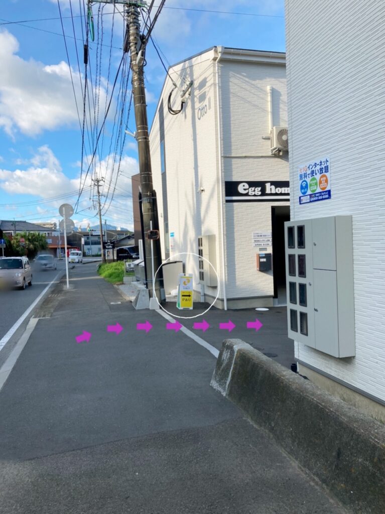 看板を目印に右折します